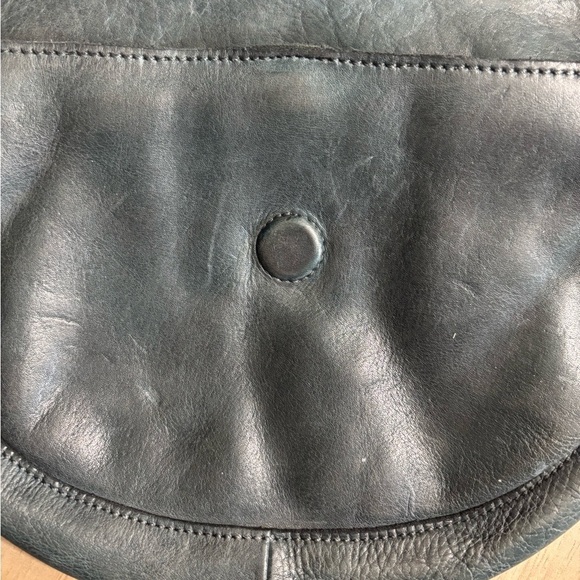 Vilenca Holland Leather crossbody with adjustable straps made in India - Picture 10 of 10